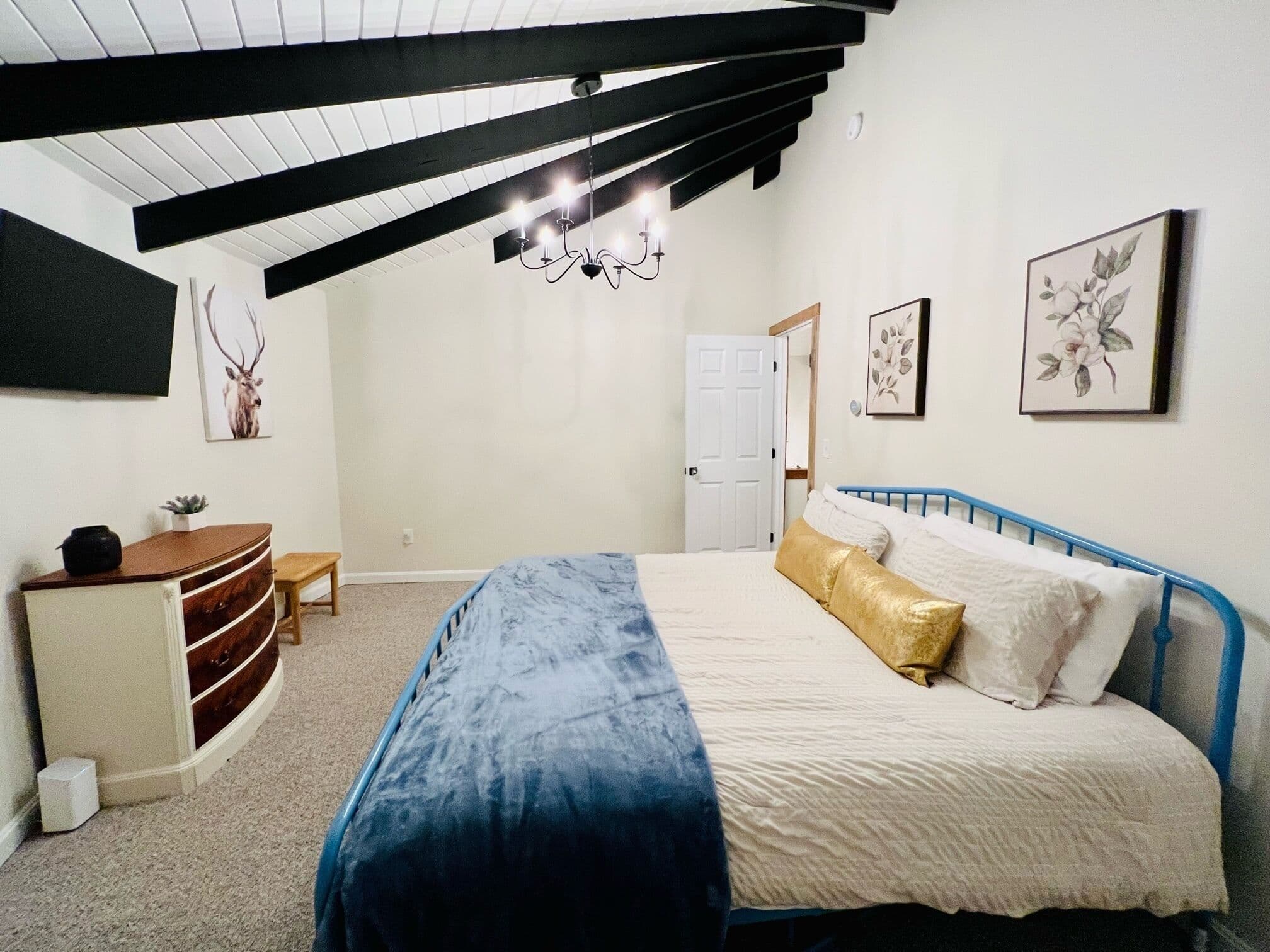 King bedroom seating corner